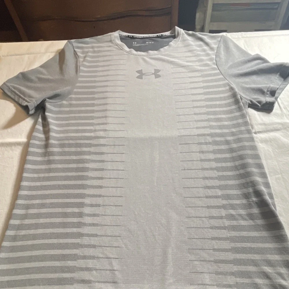 Under Armour Men's Fitted Striped Gray T-Shirt Lightweight Crew Neck Size M